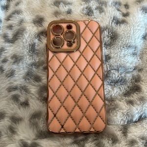 I’m selling an 14 pro max case in pink and gold with a Diamond pattern
